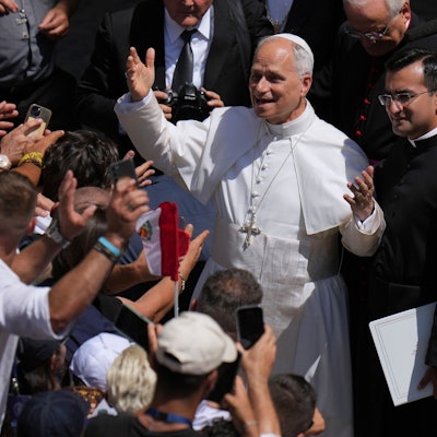 Papst Leo XIV. trifft sich mit den Teilnehmern des Internationalen Tages gegen Drogenmissbrauch und illegalen Handel im Hof von St. Damasus im Vatikan.