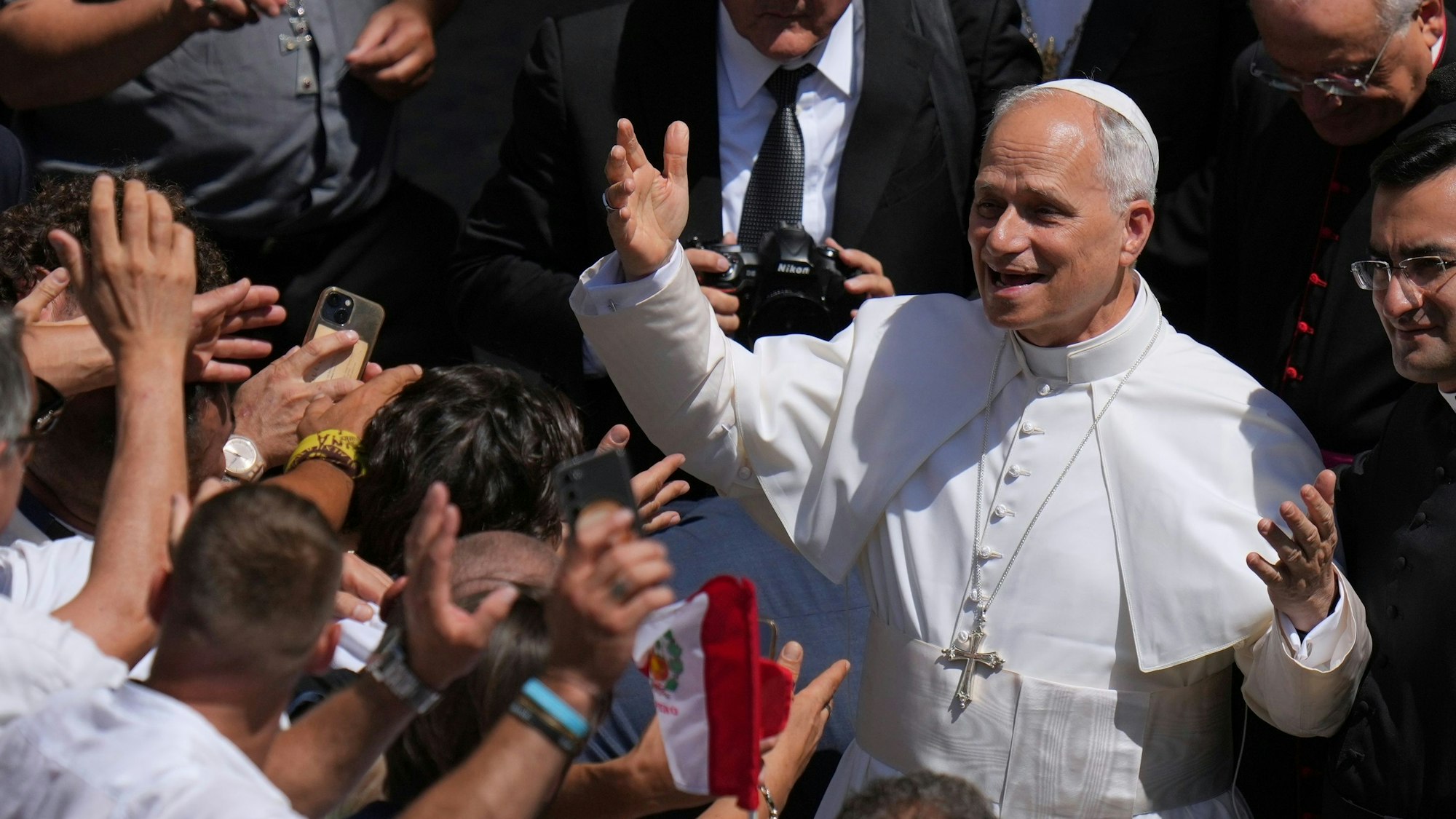 Papst Leo XIV. trifft sich mit den Teilnehmern des Internationalen Tages gegen Drogenmissbrauch und illegalen Handel im Hof von St. Damasus im Vatikan.