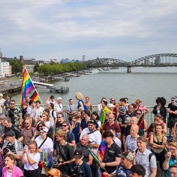 Die Parade beim Start auf der Deutzer Brücke im vergangenen Jahr.