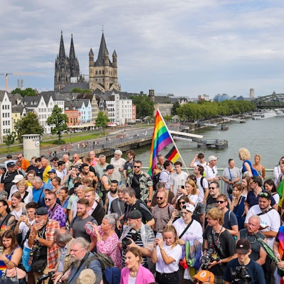 Die Parade beim Start auf der Deutzer Brücke im vergangenen Jahr.