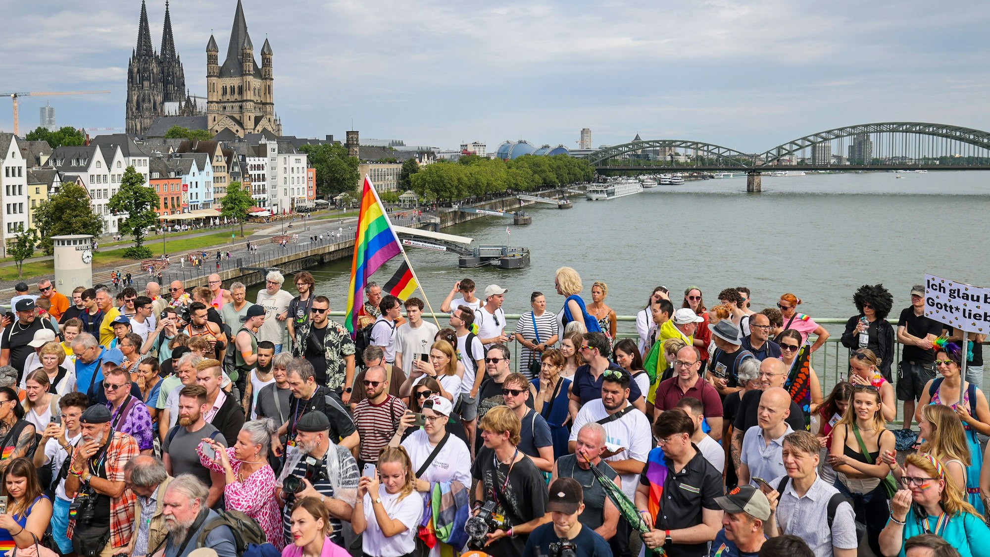 Die Parade beim Start auf der Deutzer Brücke im vergangenen Jahr.