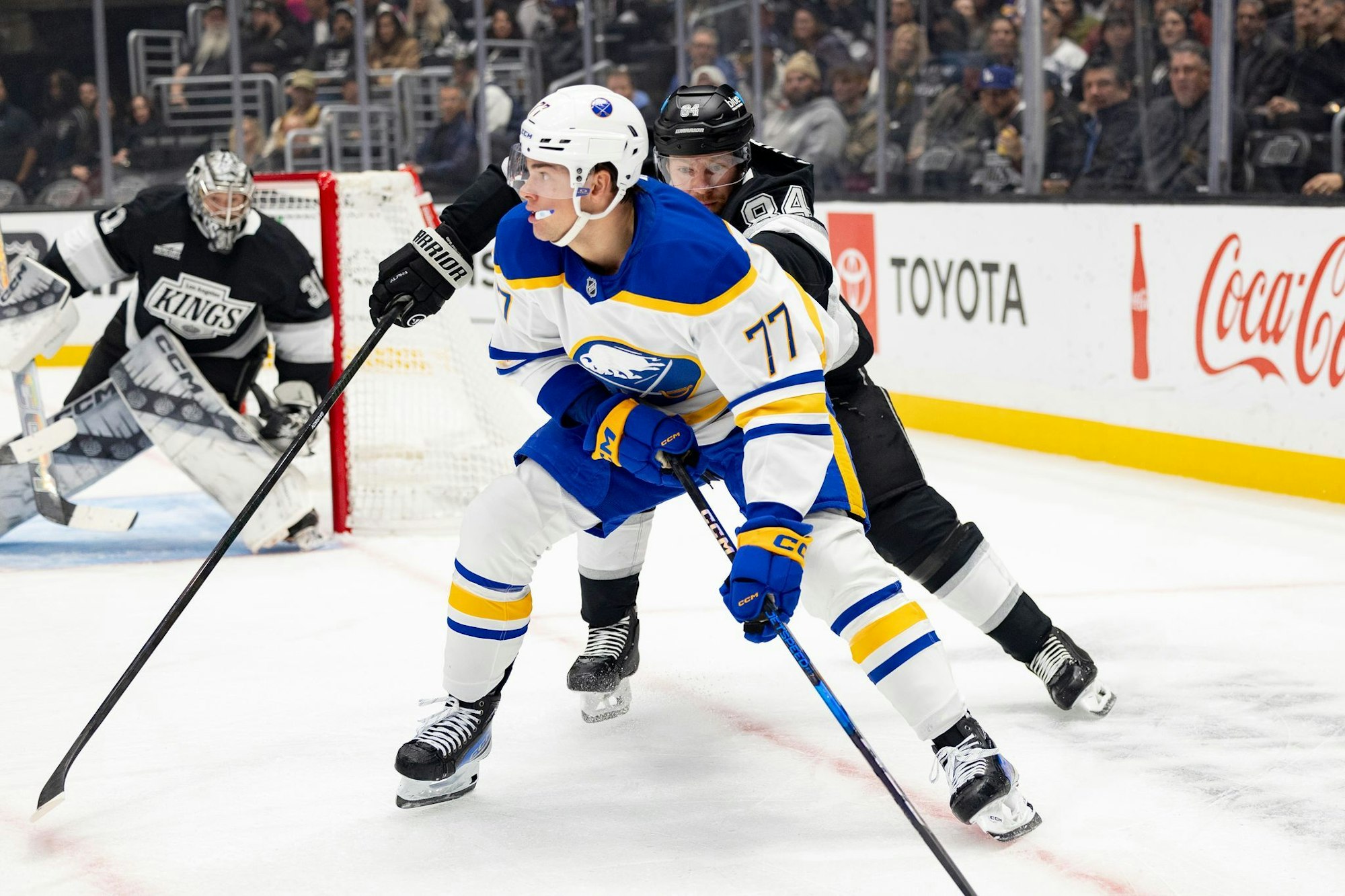 JJ Peterka (vorn) wechselt in der NHL von Buffalo Sabres nach Utah.
