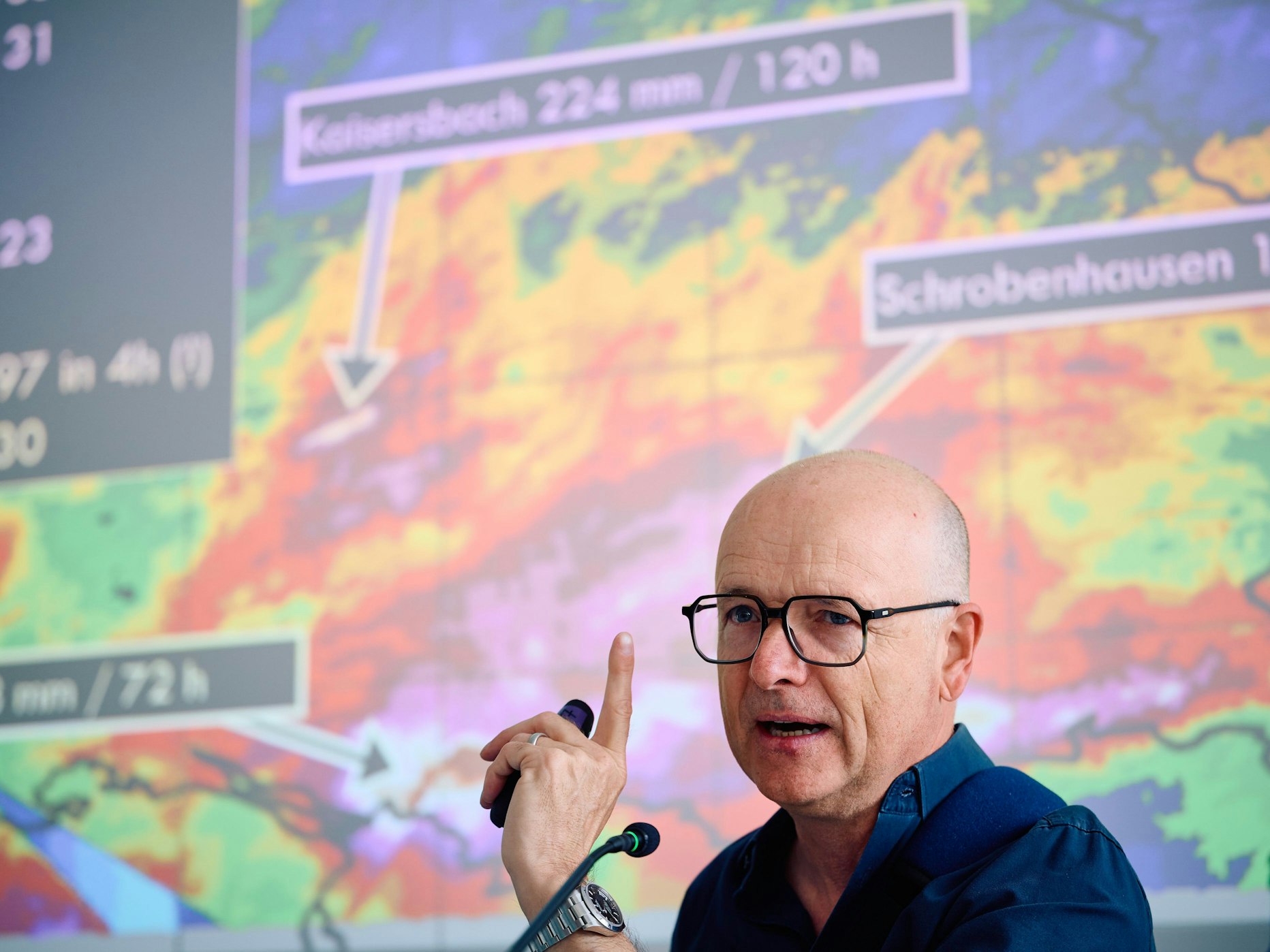Karsten Schwanke, Meteorologe, spricht bei der Pressekonferen.
