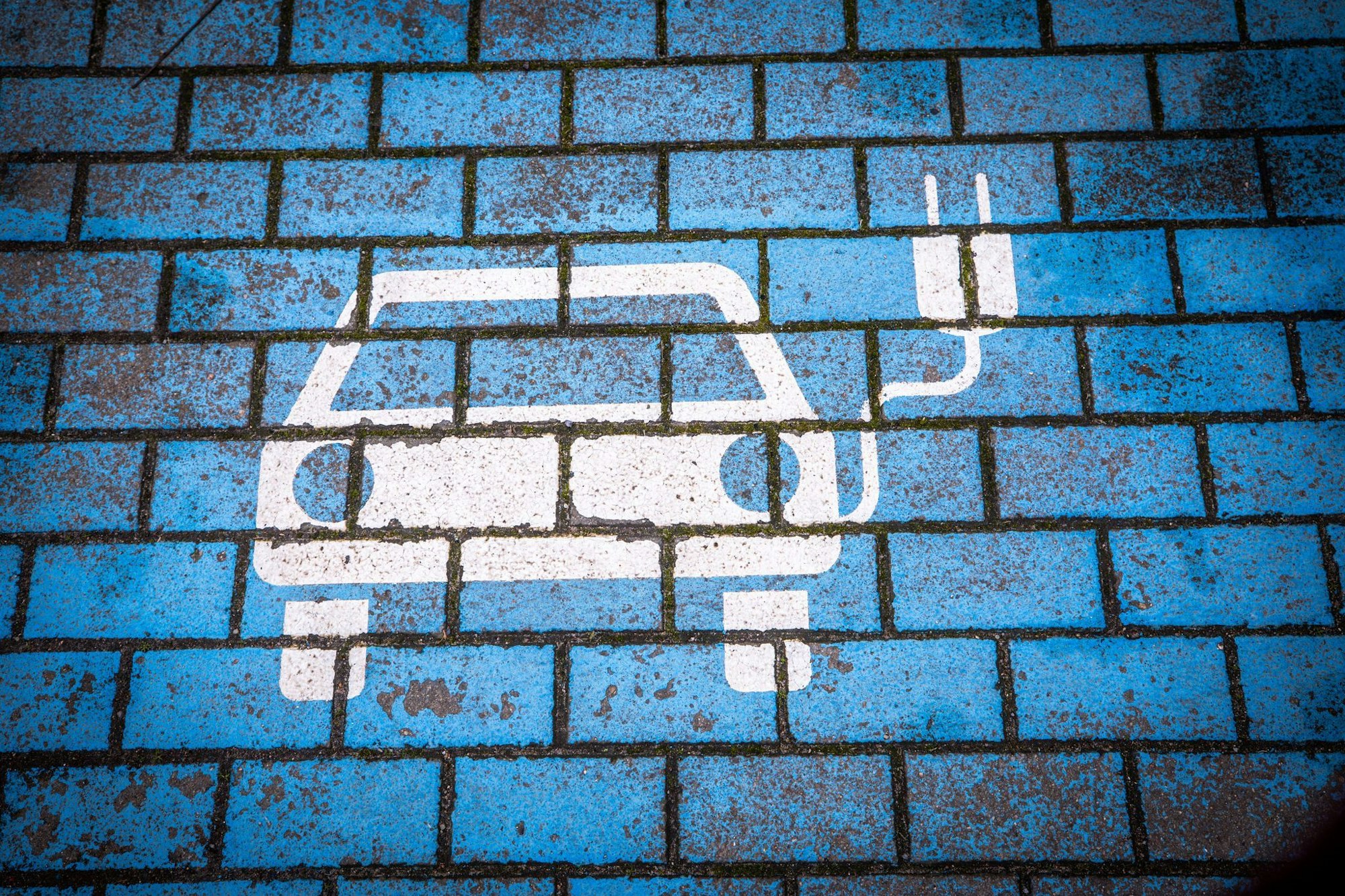 Auto mit Stecker: Die Zukunft des Autos könnte hauptsächlich elektrisch werden - doch worauf achten, wenn man schon heute klein anfangen will?