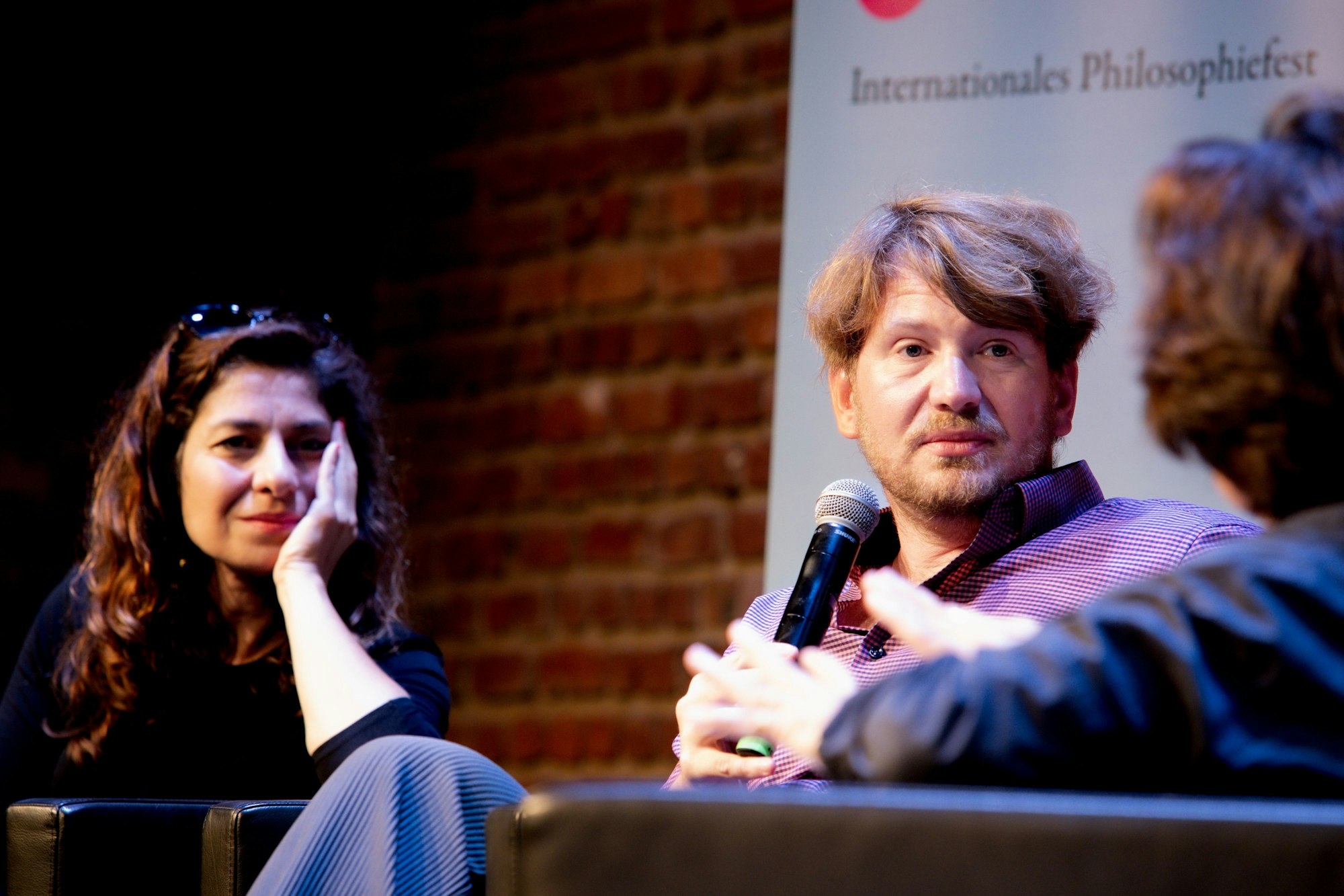 Die Autoren Asal Dardan (l.) und Dmitrij Kapitelman auf der phil.Cologne 2025
