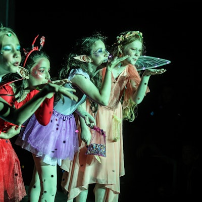 Kostümierte Kinder auf einer Bühne