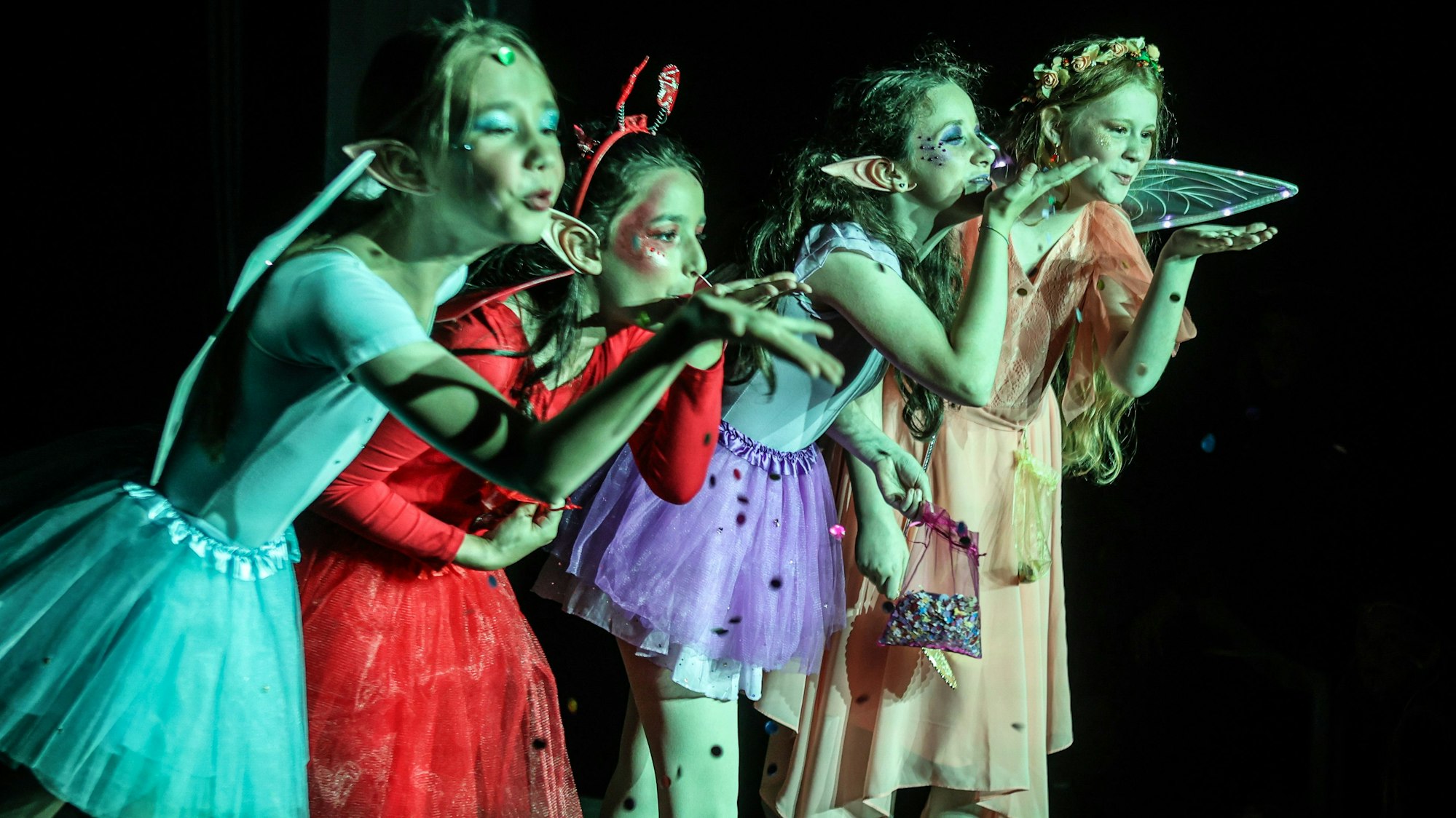 Kostümierte Kinder auf einer Bühne