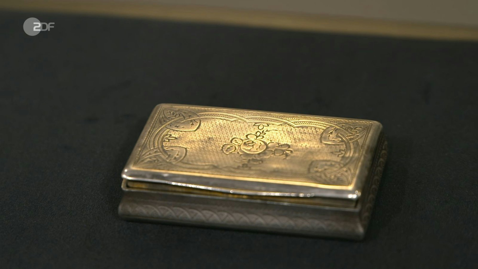 Eine innen vergoldete Tabatiere, hergestellt um 1864 in Wien aus 13-lötigem Silber wollten Renate und Tochter Katja für 100 Euro veräußern. (Bild: ZDF)