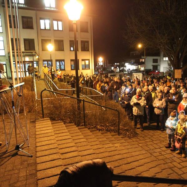 In Neunkirchen-Seelscheid sind rund 450 Menschen dem Aufruf der Bürgerinitiative "Neunkirchen-Seelscheid ist bunt - gemeinsam für Vielfalt und Demokratie" gefolgt und sind stumm vom Rathaus zur Kirche St. Margareta gegangen, wo eine Gedenkandacht stattfand.