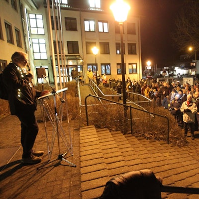 In Neunkirchen-Seelscheid sind rund 450 Menschen dem Aufruf der Bürgerinitiative "Neunkirchen-Seelscheid ist bunt - gemeinsam für Vielfalt und Demokratie" gefolgt und sind stumm vom Rathaus zur Kirche St. Margareta gegangen, wo eine Gedenkandacht stattfand.