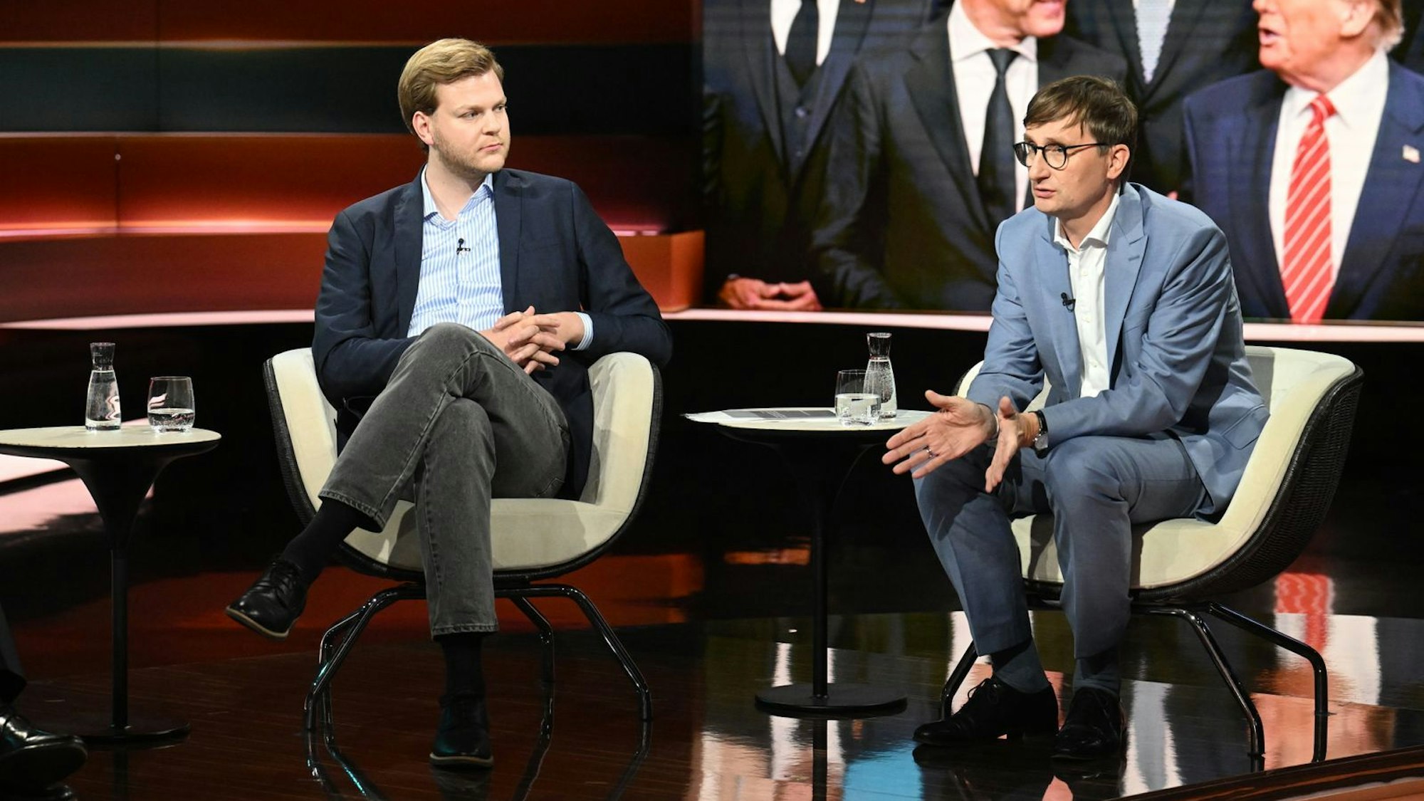 Militärhistoriker Sönke Neitzel und Wirtschaftsjournalist Julian Olk (links) zeigten sich offen in Bezug auf die Wehrpflicht, sollte Deutschland verteidigt werden müssen. (Bild: ZDF / Cornelia Lehmann)