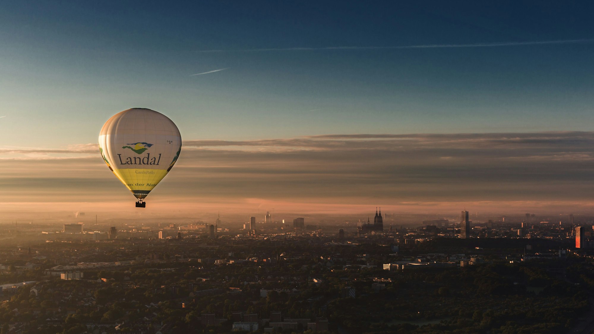 Heißluftballon über Köln bei Sonnenuntergang