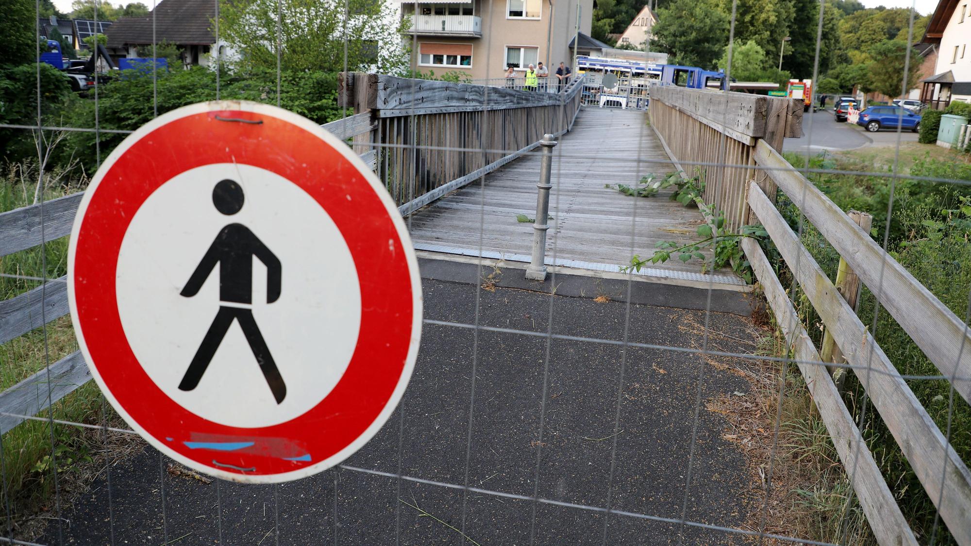 Eine abgesperrte Fußgängerbrücke, davor ein Schild "Durchgang verboten"