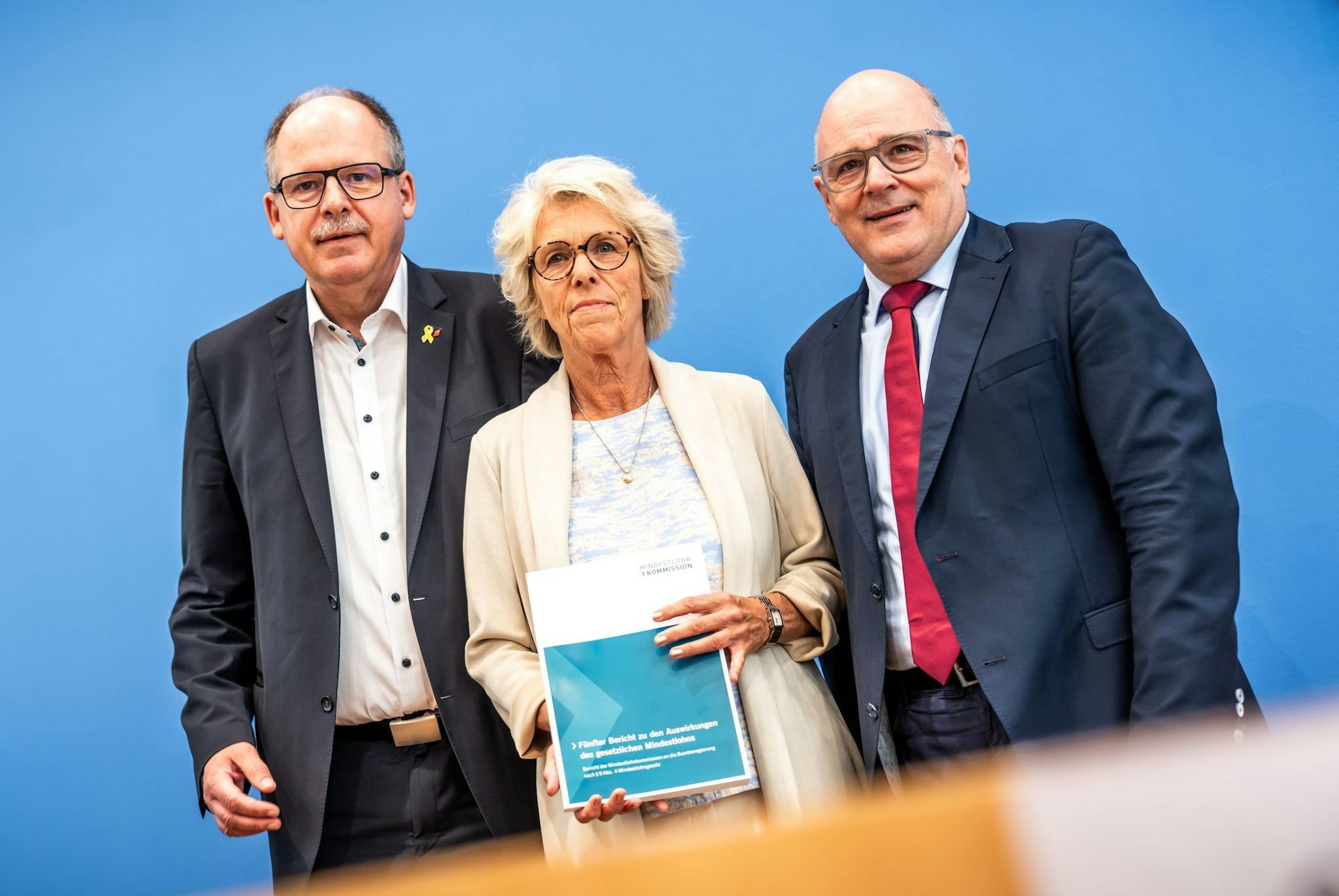 Die Mindestlohnkommission präsentiert das Mindestlohn-Ergebnis.