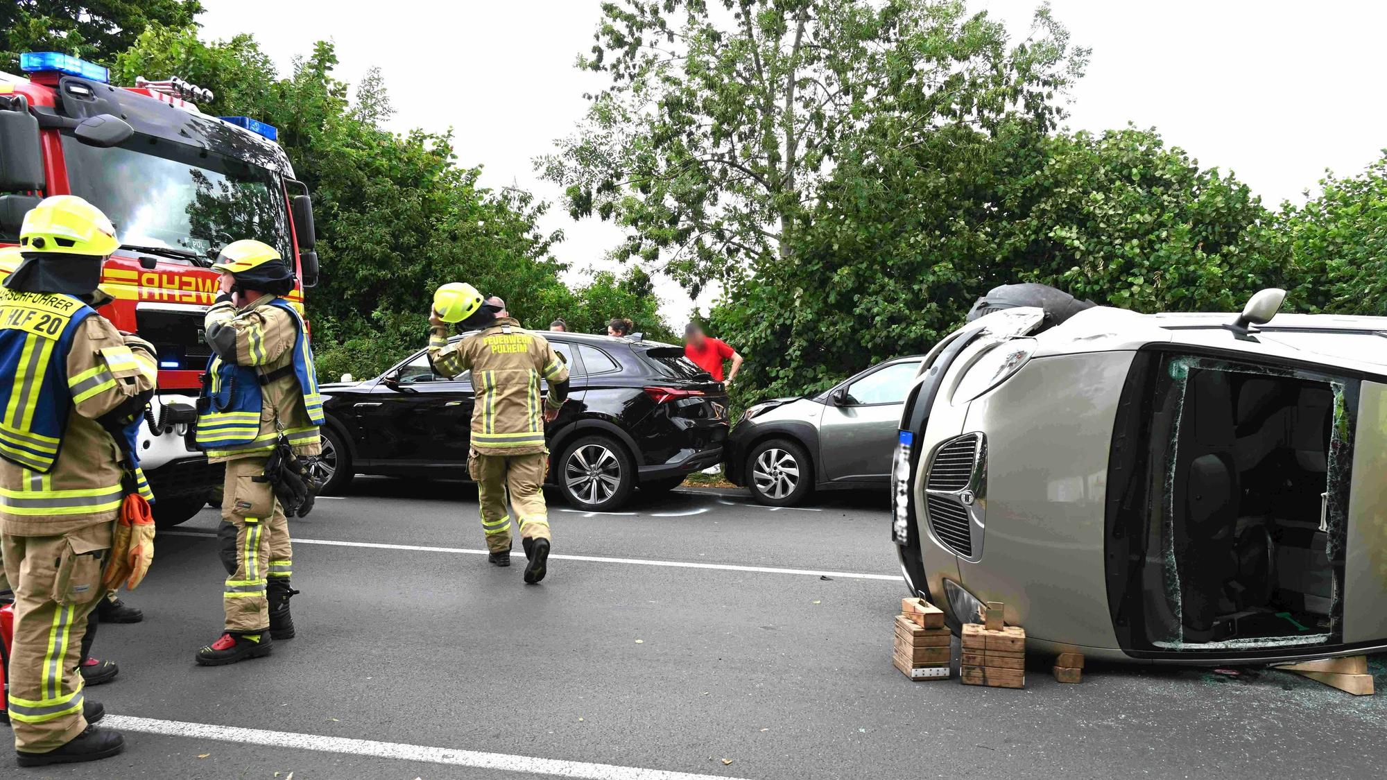 Das Bild zeigt mehrere Einsatzkräfte der Feuerwehr an der Unfallstelle.