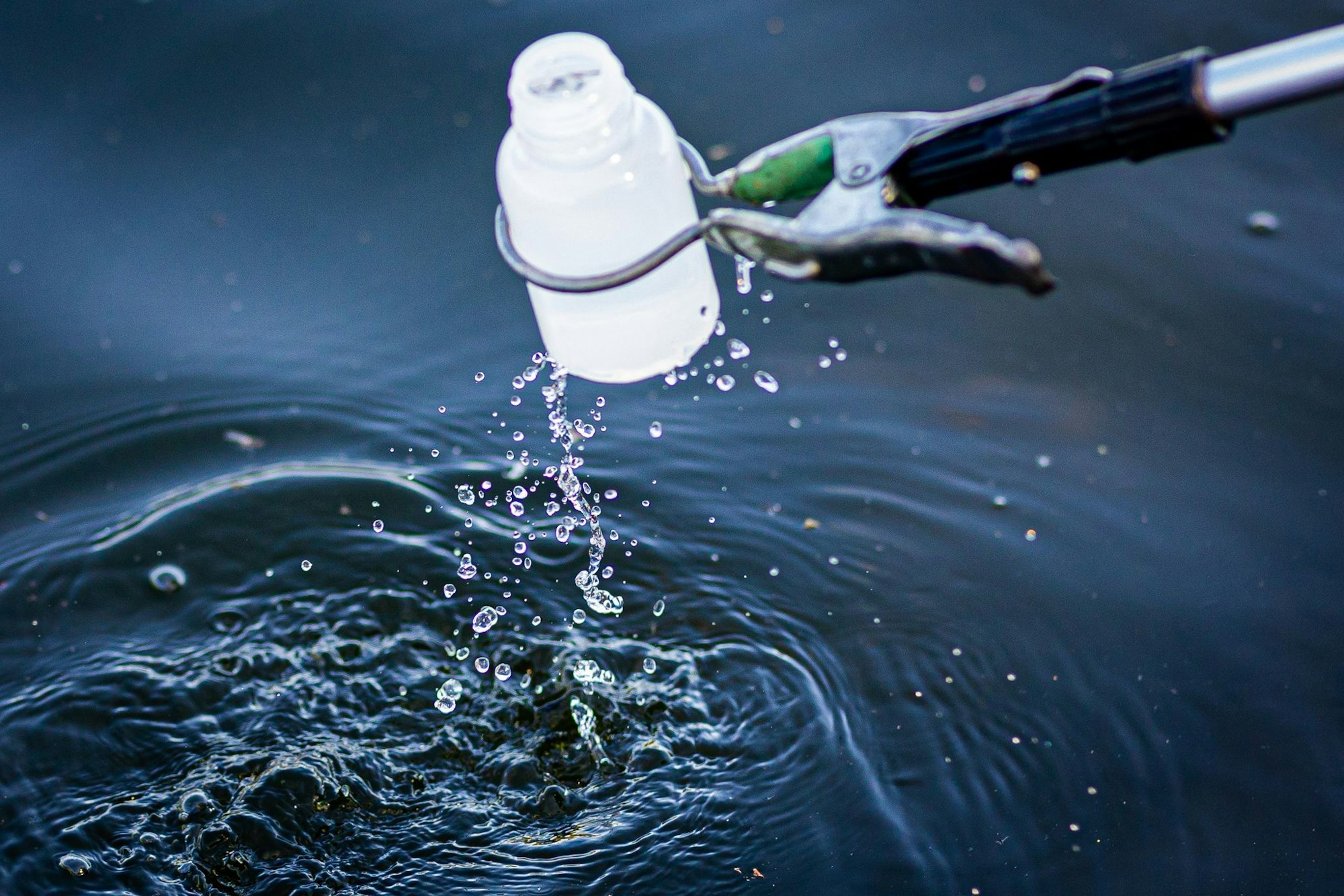Die PFAS-Belastung in NRW-Flüssen geht nach Messungen des Landesamtes zurück. (Symbolbild)
