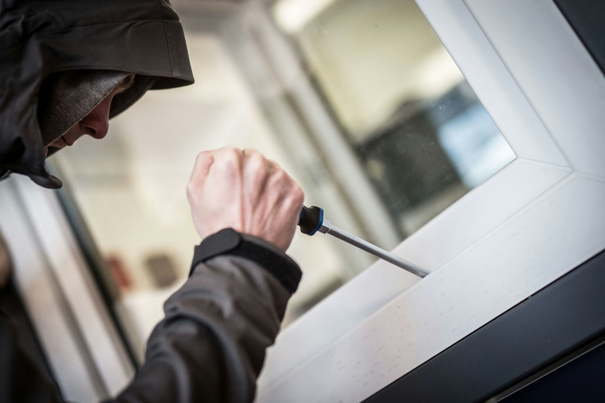 Ein typischer Einstiegsweg: Mit einfachen Werkzeugen können Einbrecher ungesicherte Fenster aufhebeln.