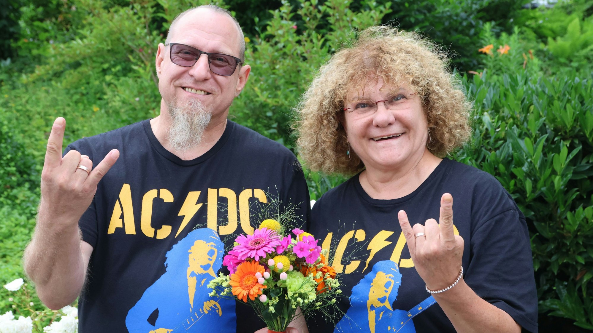 Das Paar Friederike Winter und Manfred Jochum in AC/DC-T-Shirts.