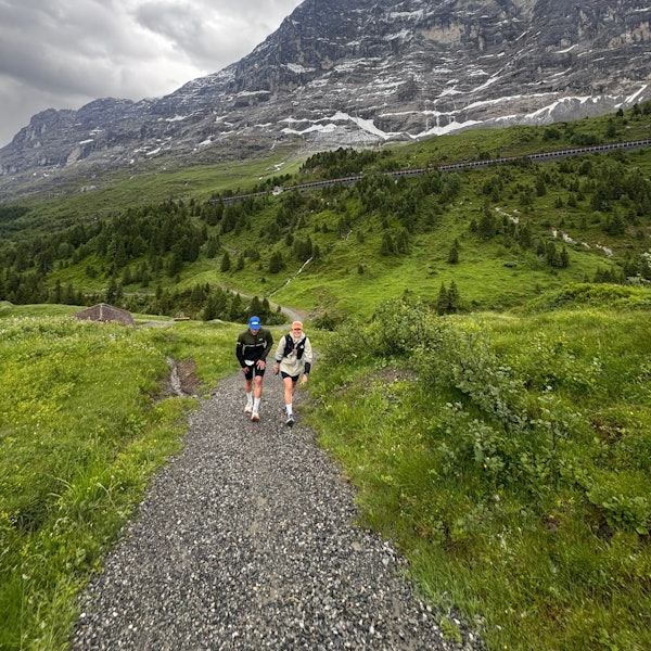 Zu sehen ist ein Triathlet beim letzten steilen Anstieg auf einen Berg.