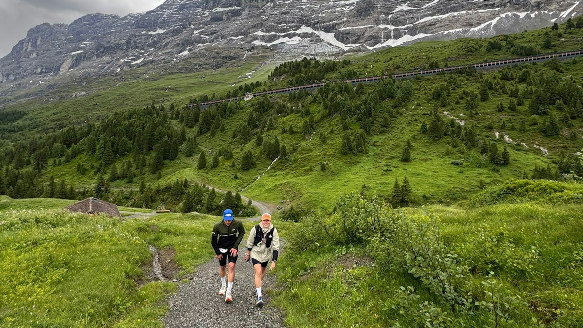 Zu sehen ist ein Triathlet beim letzten steilen Anstieg auf einen Berg.