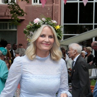 Marius Borg Høiby mit seiner Mutter Kronprinzessin Mette-Marit bei einem Gartenfest 2016 in Trondheim.