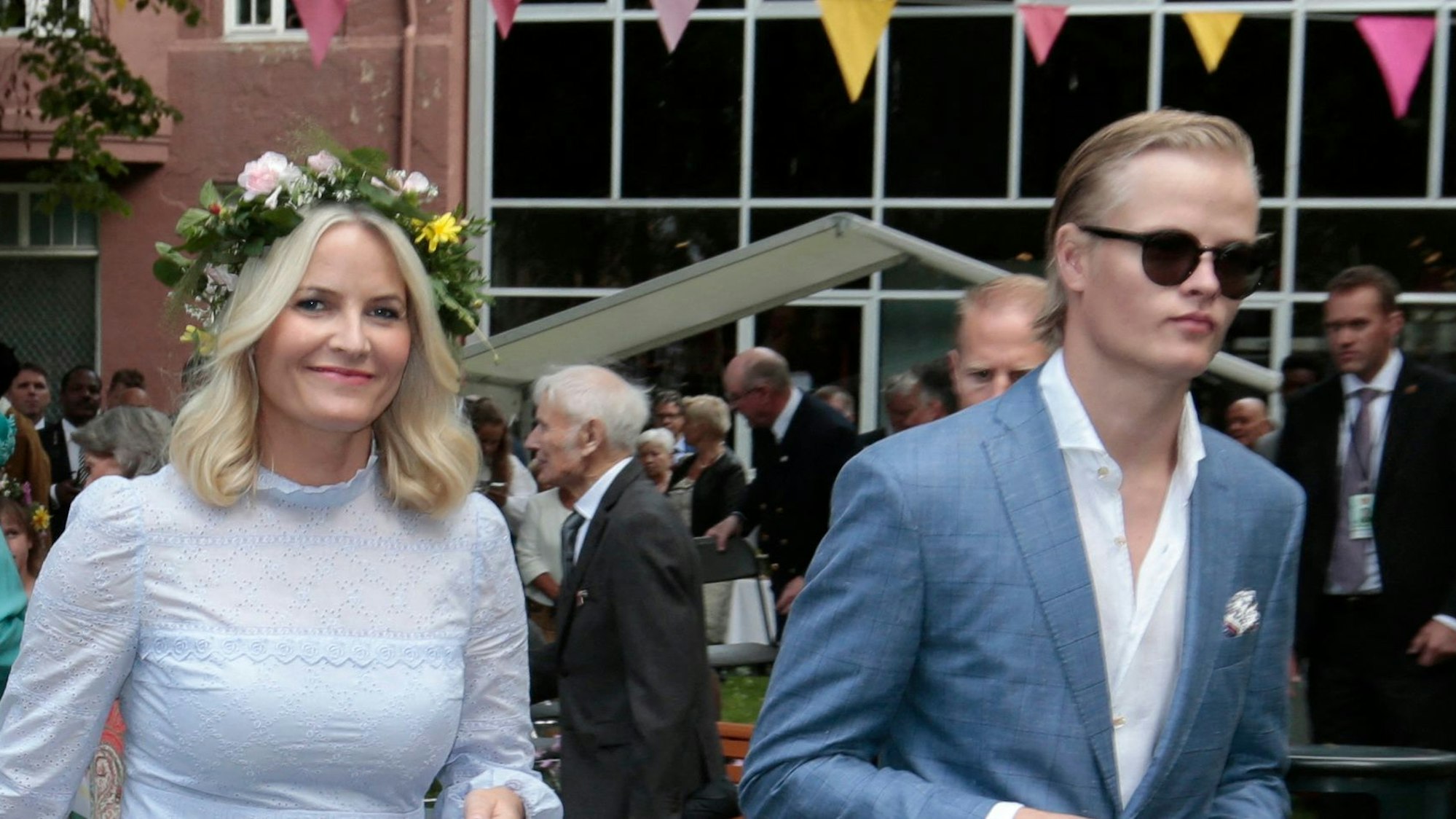 Marius Borg Høiby mit seiner Mutter Kronprinzessin Mette-Marit bei einem Gartenfest 2016 in Trondheim.