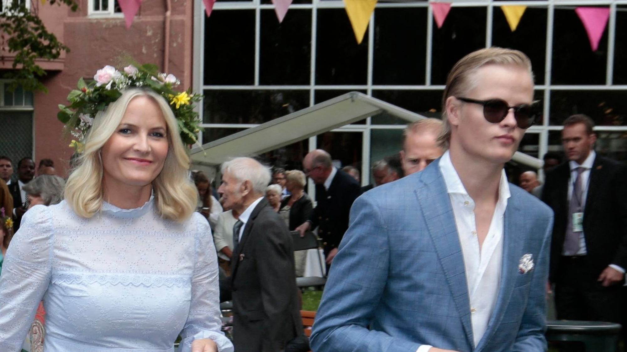 Marius Borg Høiby mit seiner Mutter Kronprinzessin Mette-Marit bei einem Gartenfest 2016 in Trondheim.