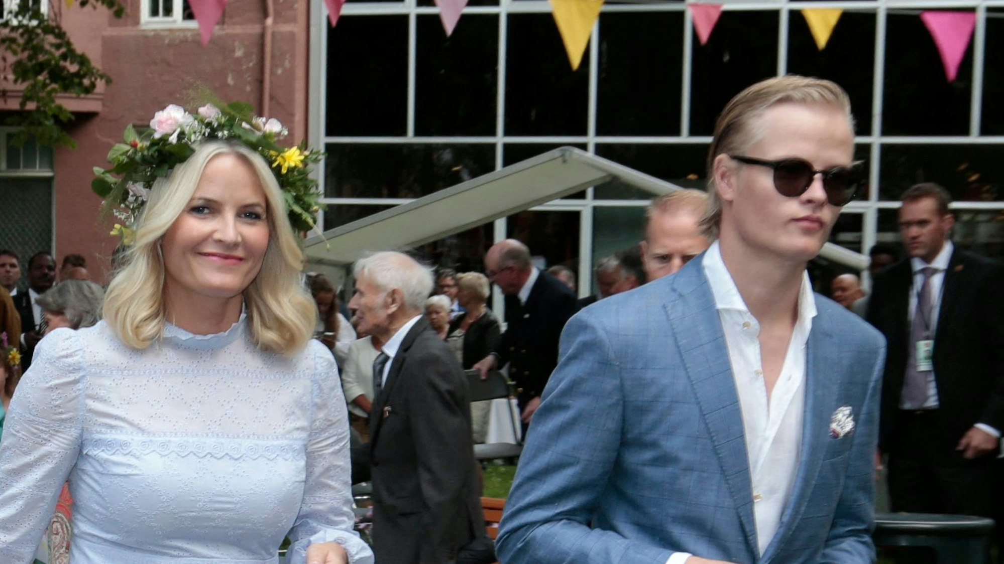 Marius Borg Høiby mit seiner Mutter Kronprinzessin Mette-Marit bei einem Gartenfest 2016 in Trondheim.