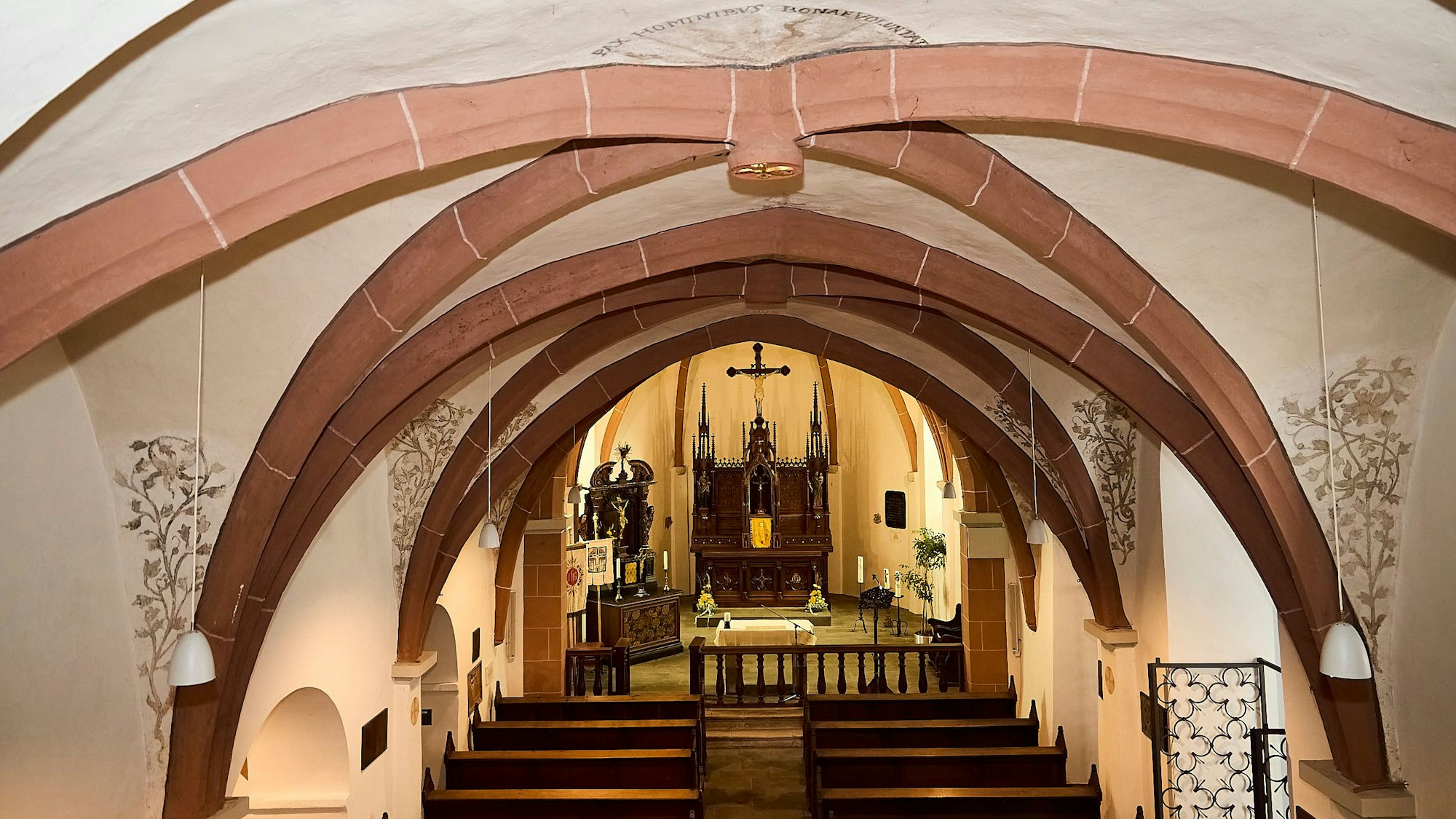 Der Blick von der Orgelempore auf den Altar in der alten Kirche von Zingsheim.
