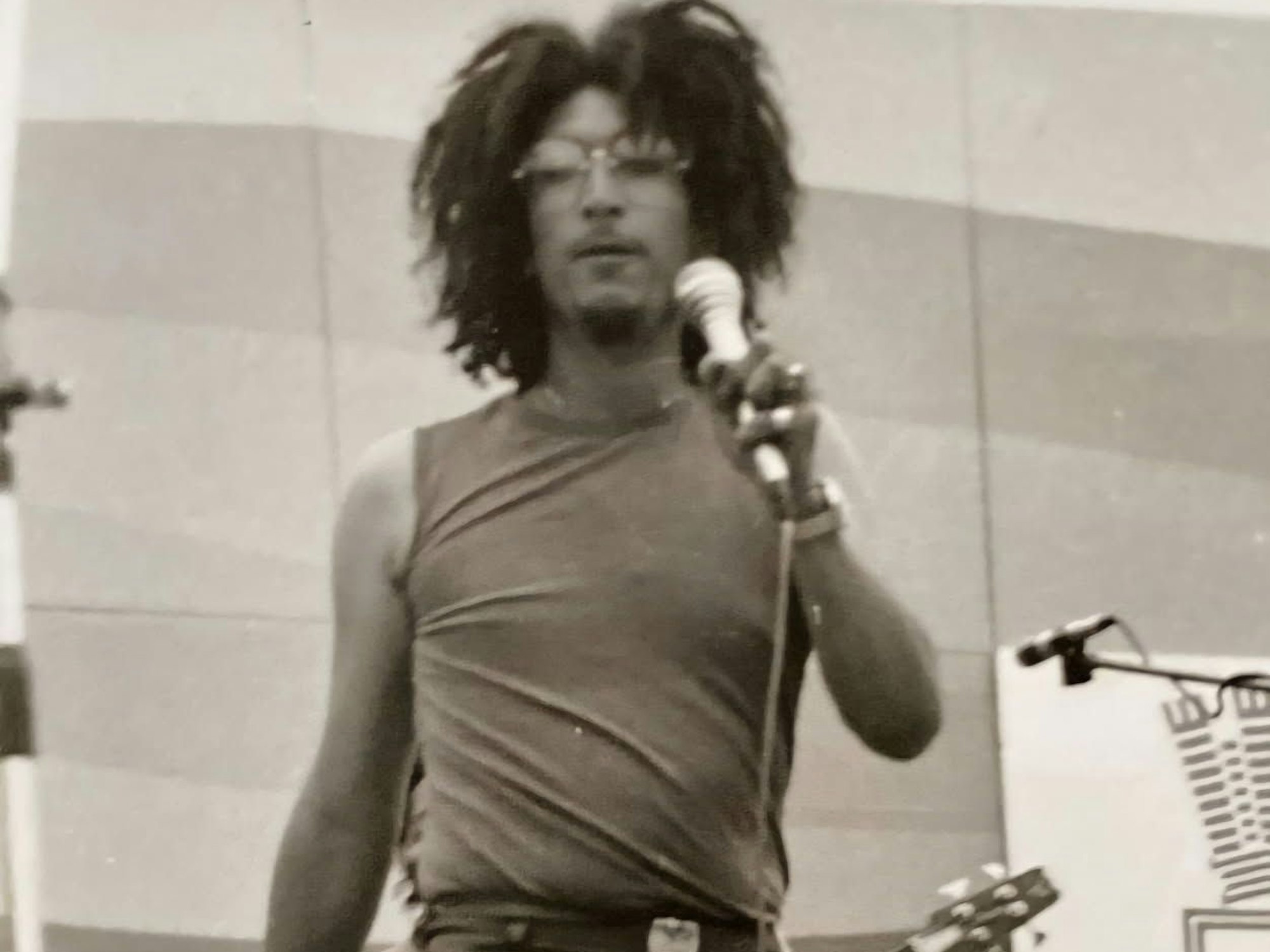 Andrew Murphy im Jahr 1982 bei einem Konzert in der ehemaligen DDR auf Tour mit der Band Rhapsody. Laut Murphy war es die erste Reggae-Band in Ostdeutschland.