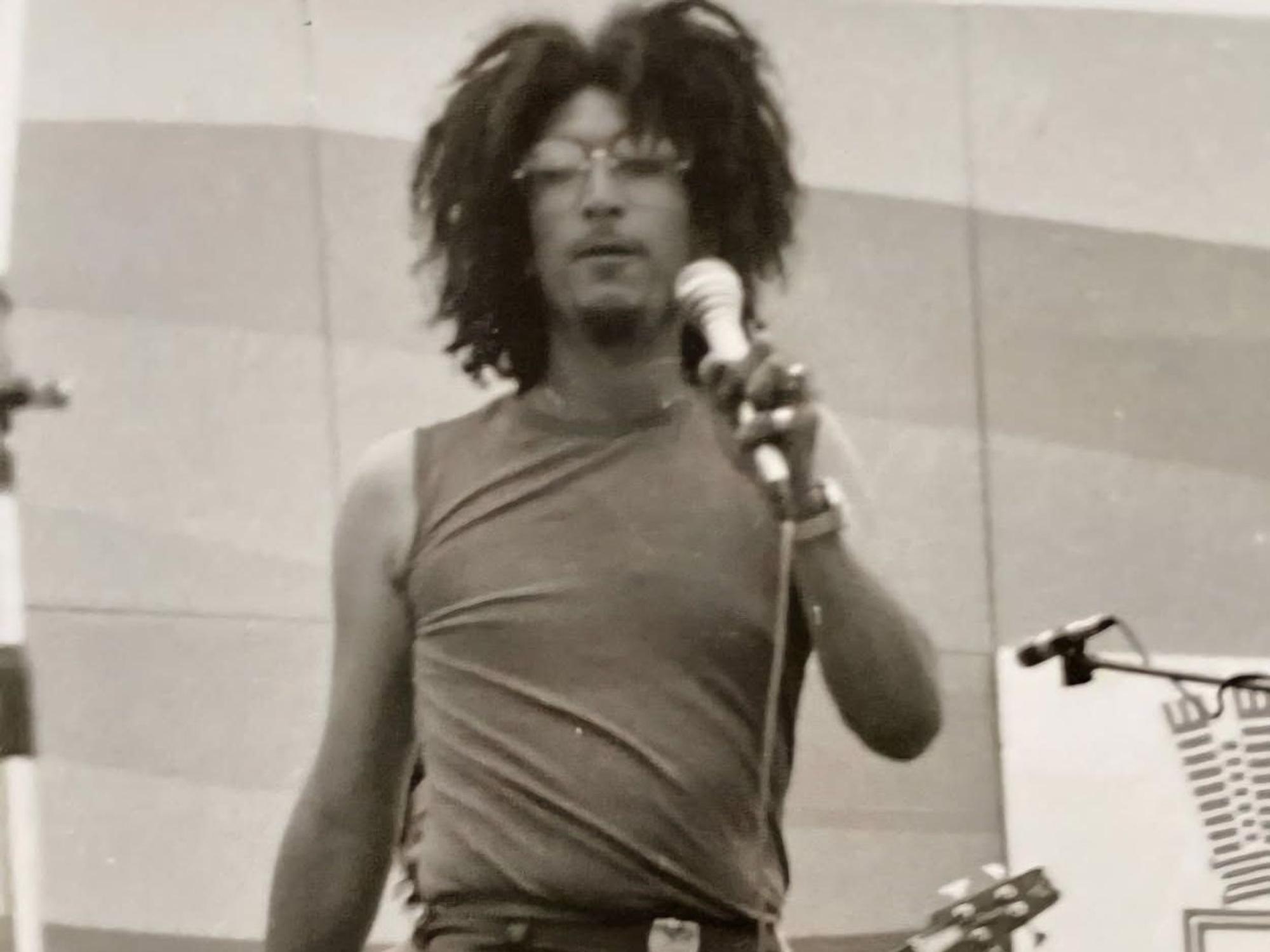 Andrew Murphy im Jahr 1982 bei einem Konzert in der ehemaligen DDR auf Tour mit der Band Rhapsody. Laut Murphy war es die erste Reggae-Band in Ostdeutschland.