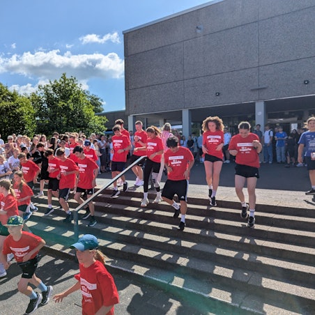 Karawane startet an der Gesamtschule Schlebusch