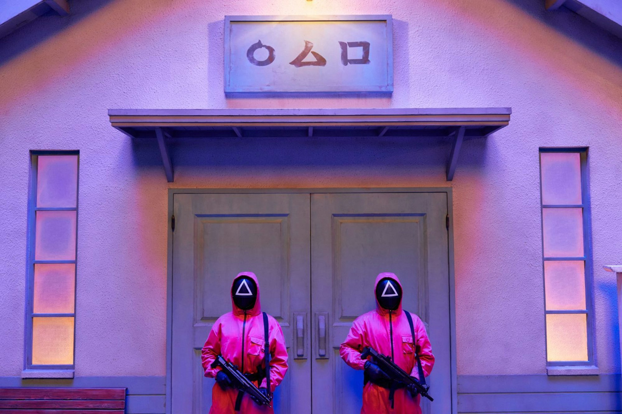 Die „Squid Game“-Soldaten in den pinken Anzügen sind trotz ihrer tödlichen Mission zum Kult geworden - und zum beliebten Halloween-Kostüm. (Bild: Netflix)