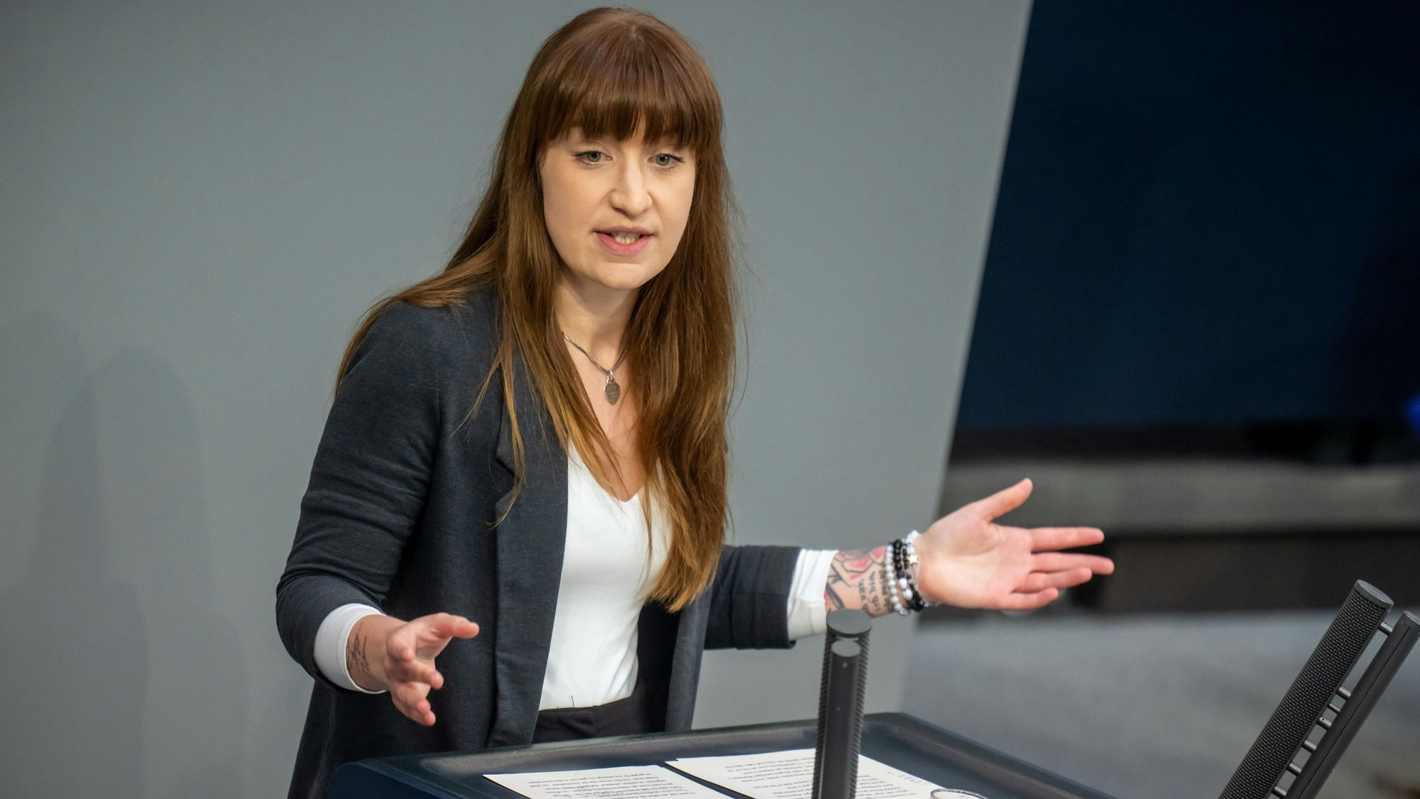 Das Bild zeigt Heidi Reichinnek, Fraktionsvorsitzende von Die Linke, bei einer Rede im Bundestag. Foto: Michael Kappeler/dpa