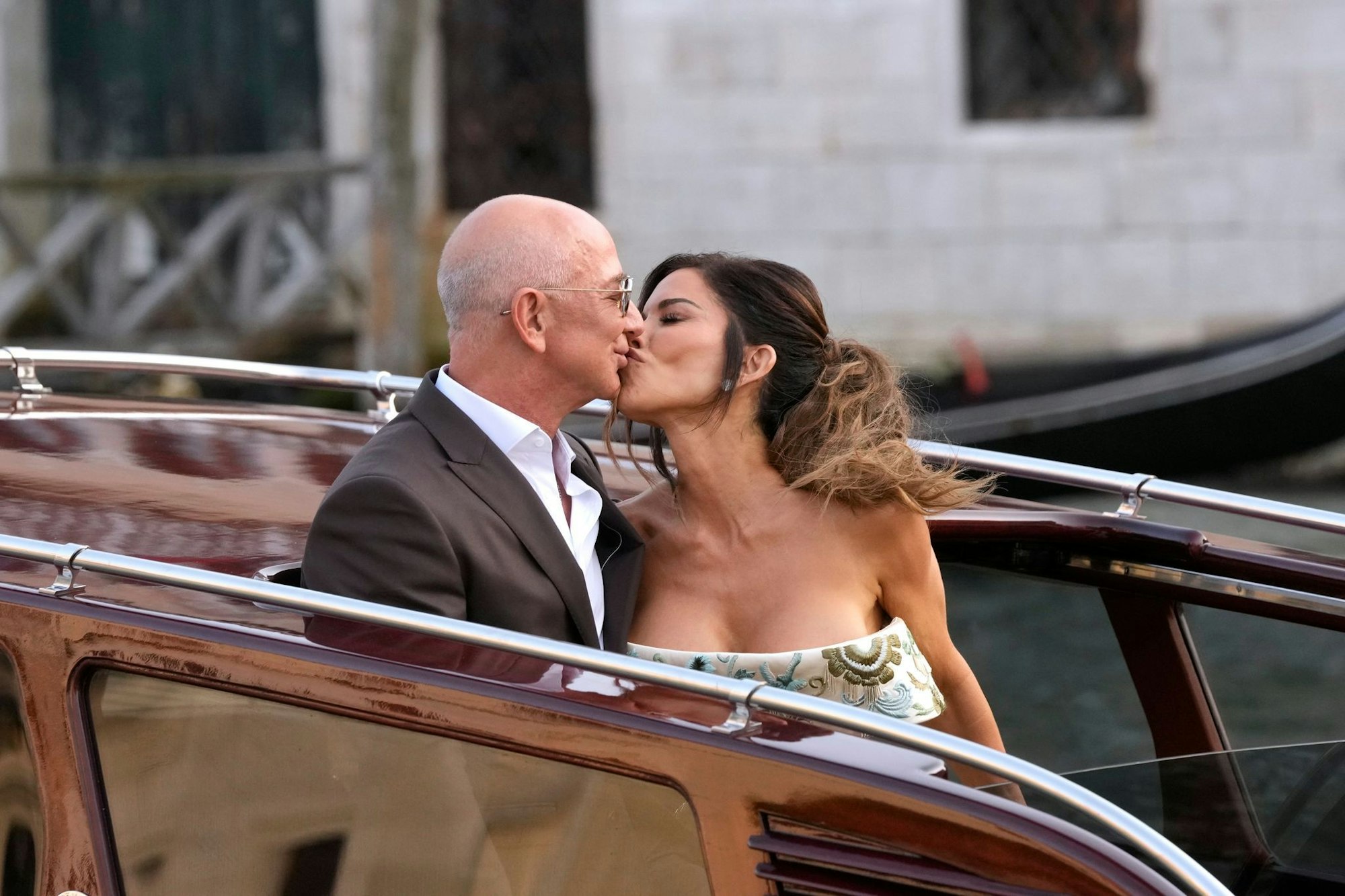 Ein Kuss im Wassertaxi: Jeff Bezos und Lauren Sánchez