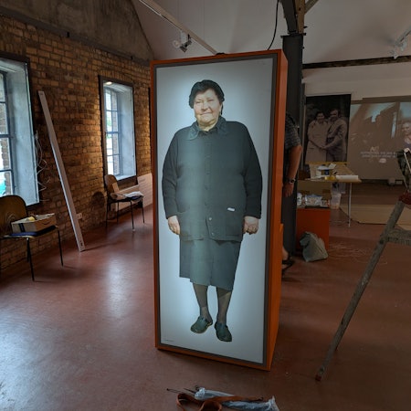 Eine Bildbox zeigt eine schwarz gekleidete Frau