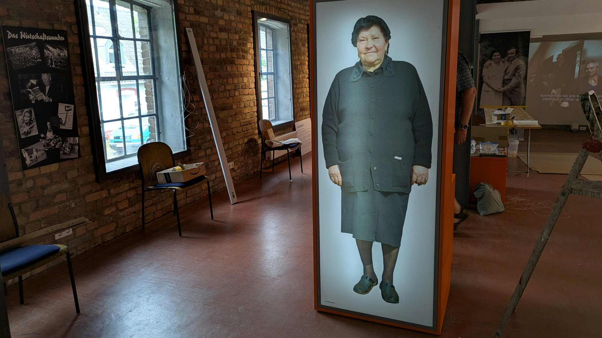 Eine Bildbox zeigt eine schwarz gekleidete Frau