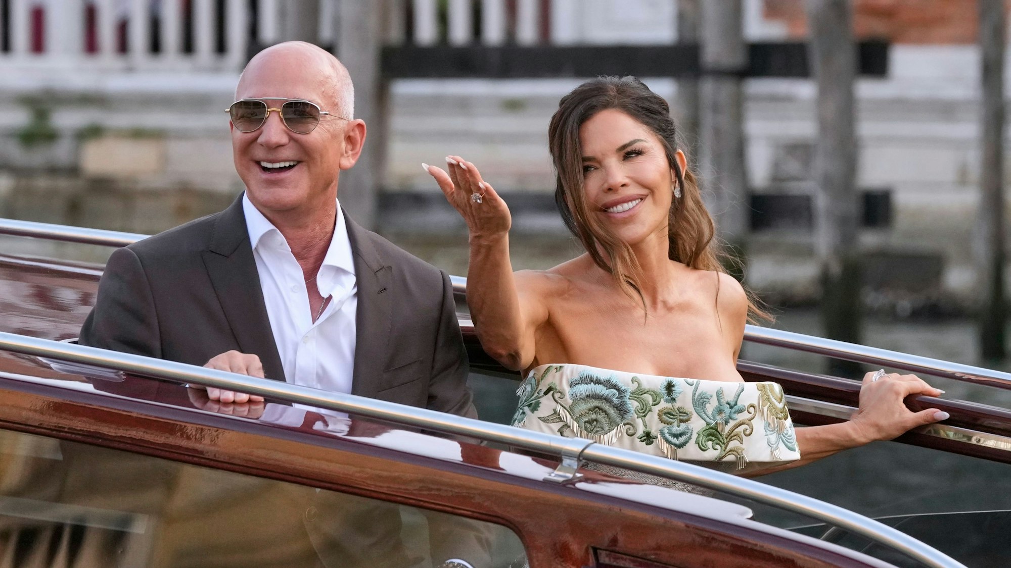 dpatopbilder - 26.06.2025, Italien, Venedig: Jeff Bezos (l) und Lauren Sanchez verlassen ein Hotel auf dem Weg zu ihrem Hochzeitsempfang. Foto: Luca Bruno/AP/dpa +++ dpa-Bildfunk +++