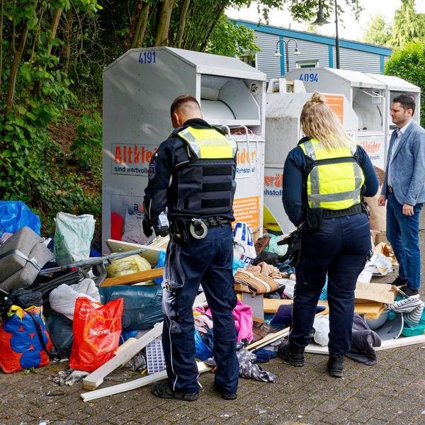 KOD kontrolliert Müllcontainer in Lützenkirchen