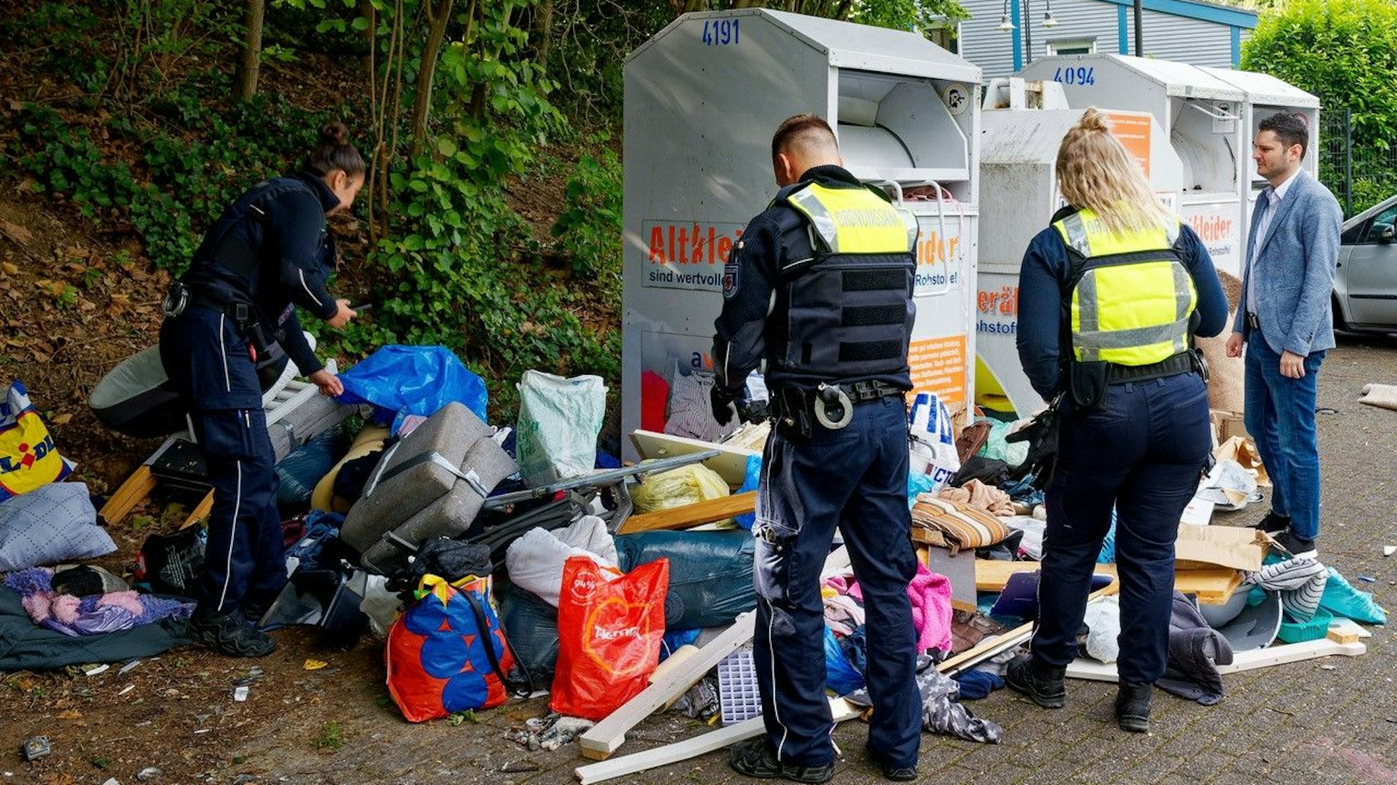 KOD kontrolliert Müllcontainer in Lützenkirchen