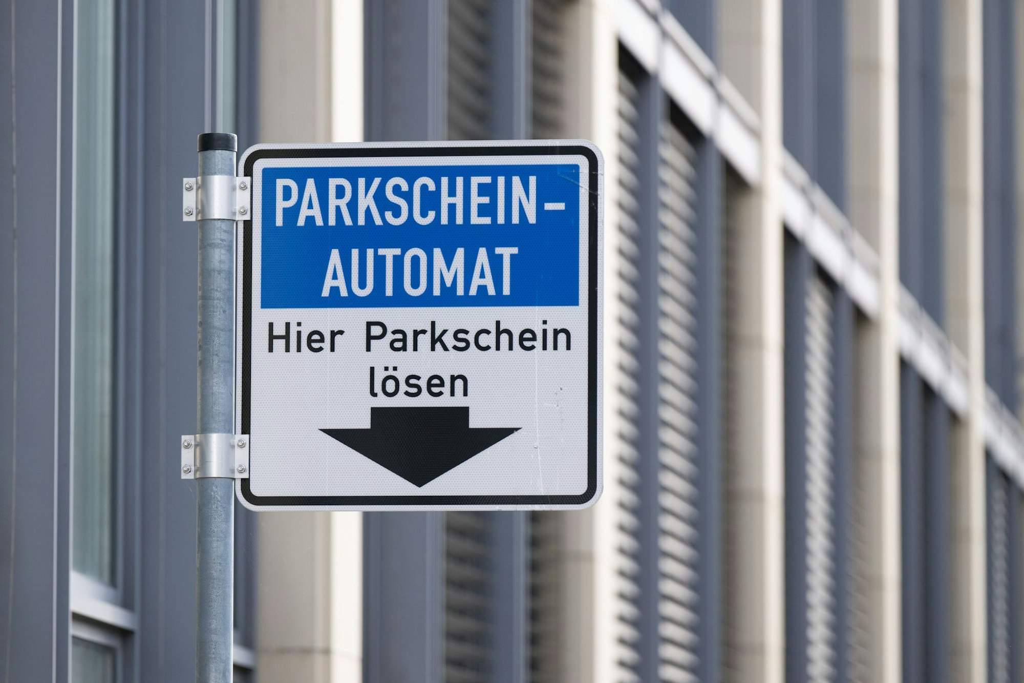 Die falschen QR-Codes werden auf Parkscheinautomaten geklebt. (Symbolbild)
