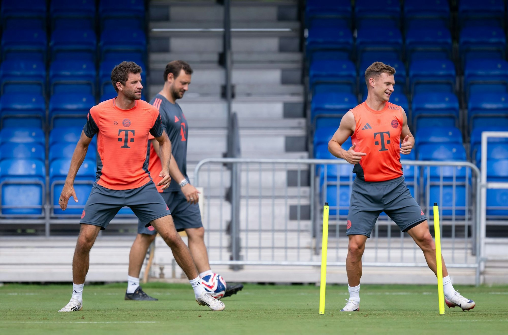 Thomas Müller präpariert sich für sein letztes (?) Bayern-Spiel. Rechts Joshua Kimmich.