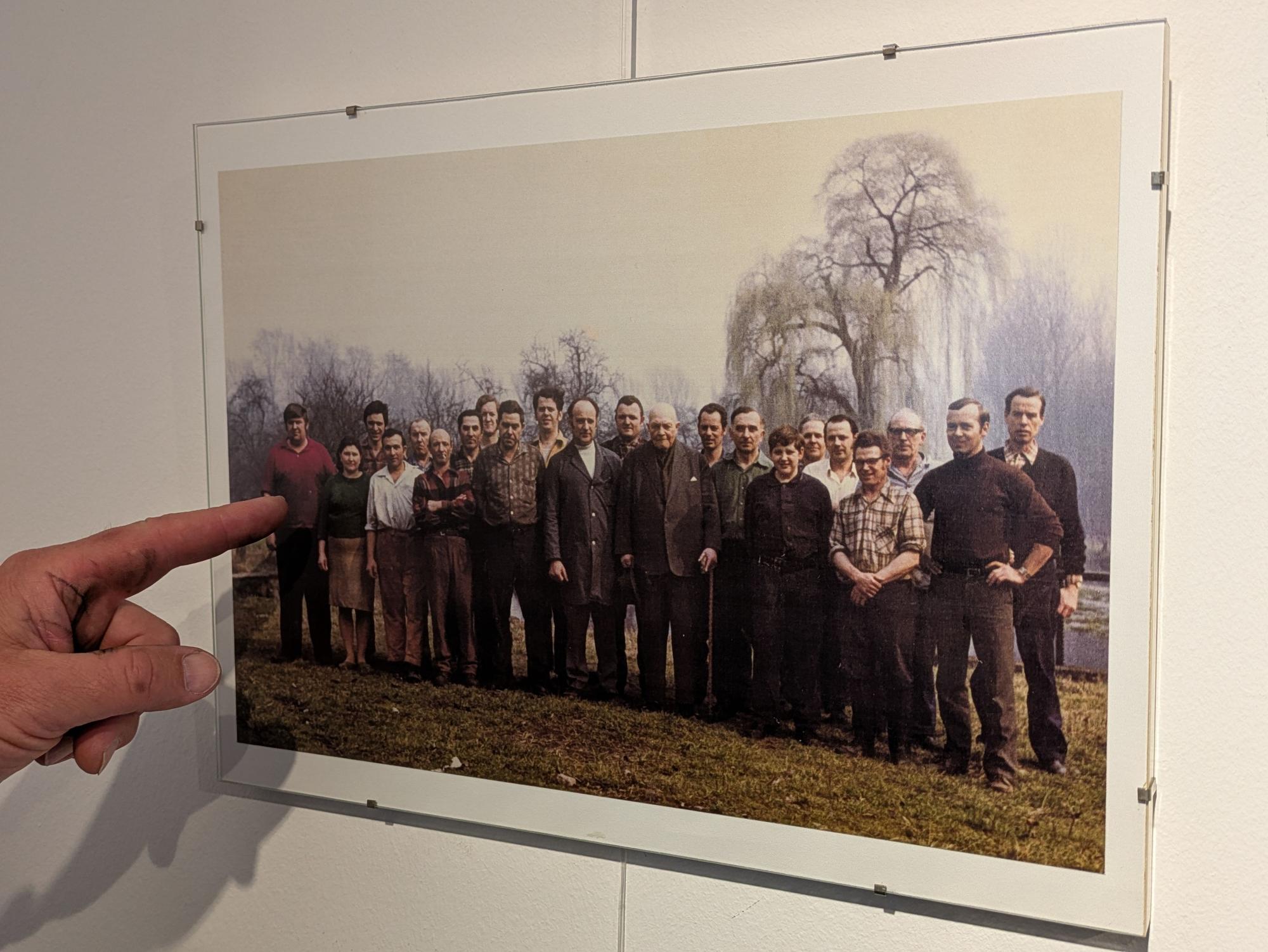 Eine Fabrikbelegschaft auf einem Foto