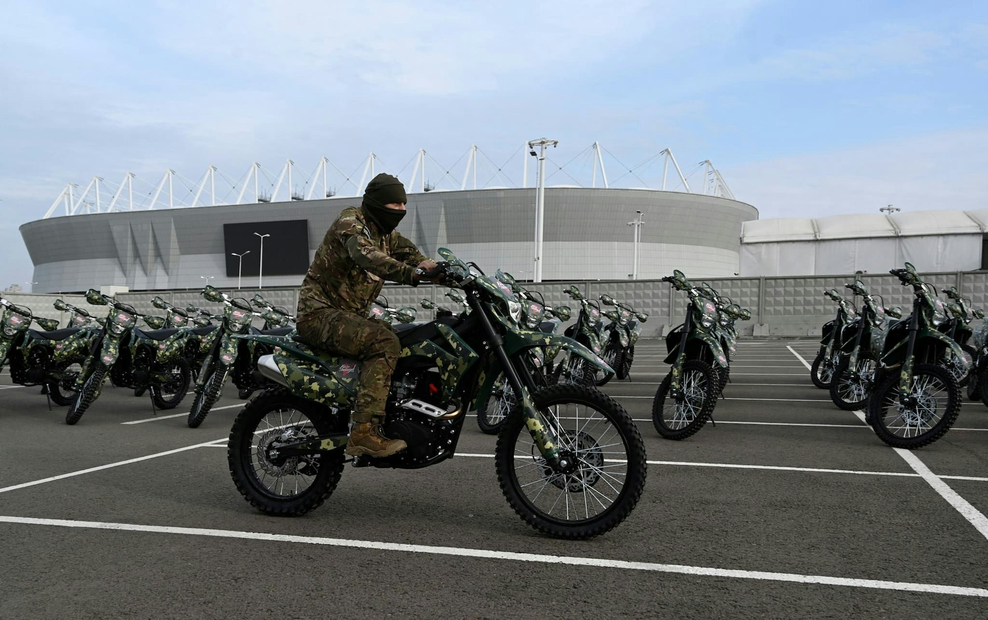 Soldaten der russischen Streitkräfte nehmen in Rostow am Don neue Motorräder entgegen.