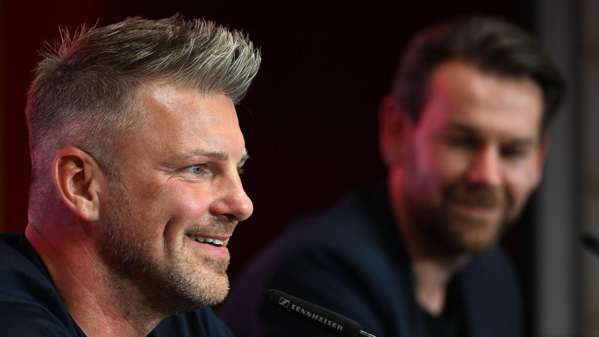25.06.2025, xophax, Fussball , Fussball-Bundesliga Saison 2025 / 2026 1.FC Koeln Pressekonferenz Vorstellung Trainer Lukas Kwasniok , rechts Thomas Kessler DFL/DFB REGULATIONS PROHIBIT ANY USE OF PHOTOGRAPHS as IMAGE SEQUENCES and/or QUASI-VIDEO Koeln *** 25 06 2025, xophax, Fußball , Fußball Bundesliga Saison 2025 2026 1 FC Koeln Pressekonferenz Vorstellung Trainer Lukas Kwasniok , rechts Thomas Kessler DFL DFB REGULATIONS PROHIBIT ANY USE OF PHOTOGRAPHS as IMAGE SEQUENCES and or QUASI VIDEO Koeln