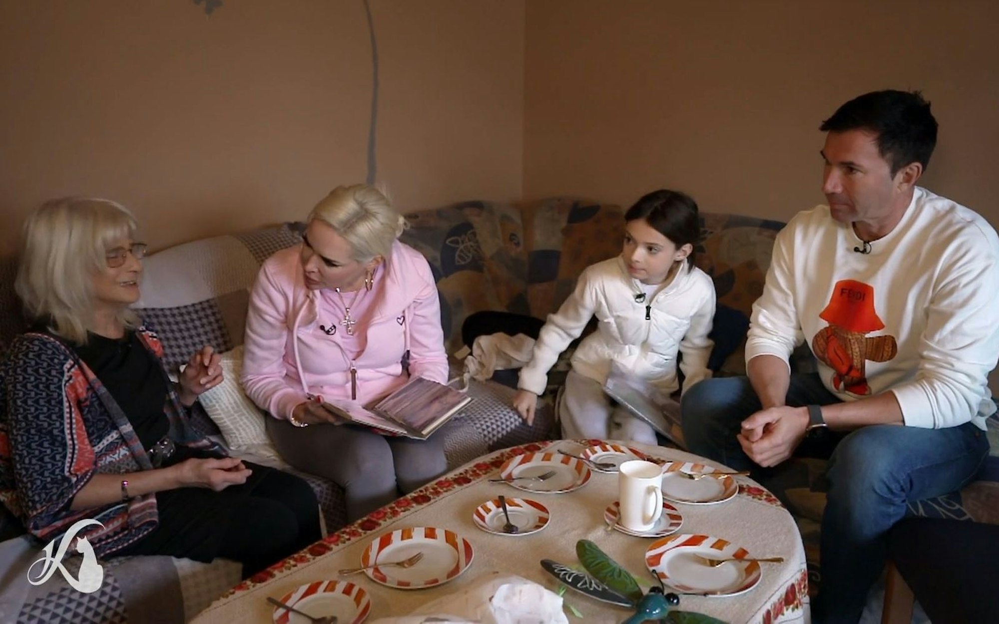 Gabi (l.) und Daniela schwelgen in Erinnerungnen, Sophia und Lucas hören interessiert zu. (Bild: VOX)