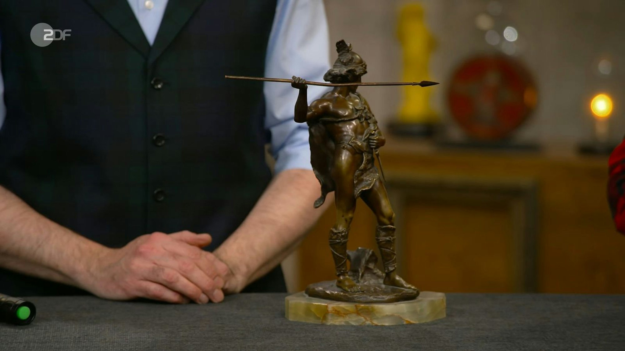 Die Bronzefigur eines keltischen Jägers aus der Zeit um 1900 ist nur die Hälfte eines Ensembles von Paul Ludwig Kowalczewski und 450 bis 550 Euro wert.
(Bild: ZDF)