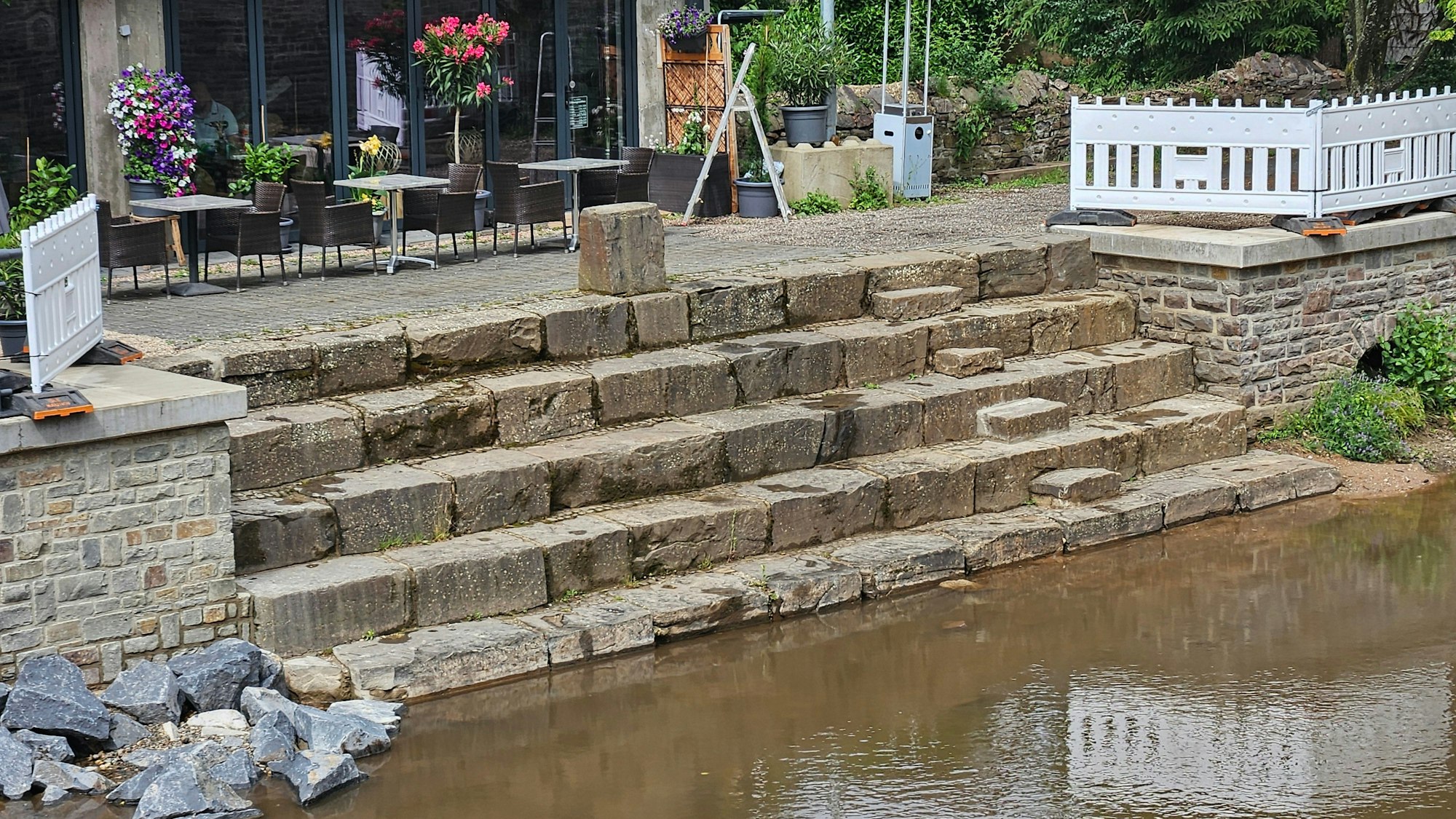 Blick auf die Steinstufen an der Olef.