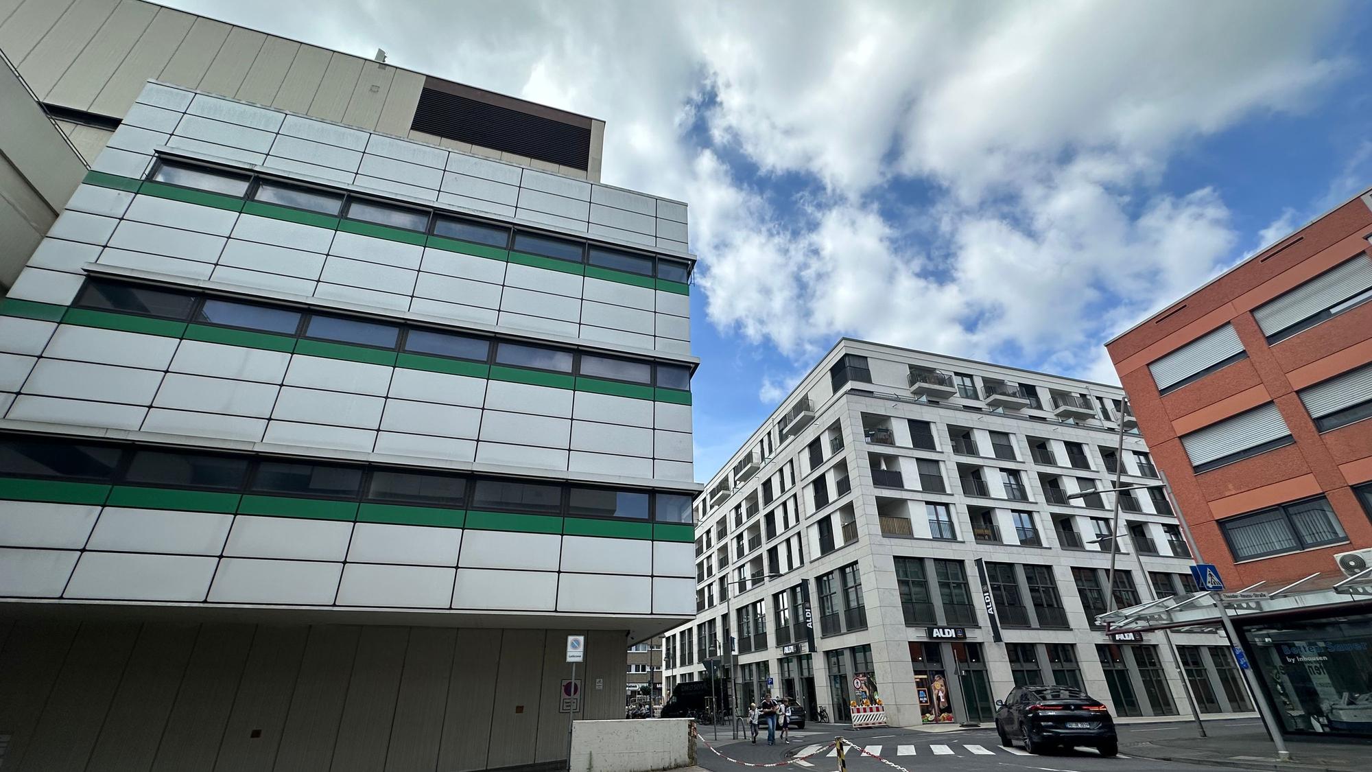 Vorher und nachher: Wie das umgebaute ehemalige Kaufhof-Gebäude (links) später aussehen könnte, zeigt das optisch gelungene Kaiser-Carré direkt daneben.