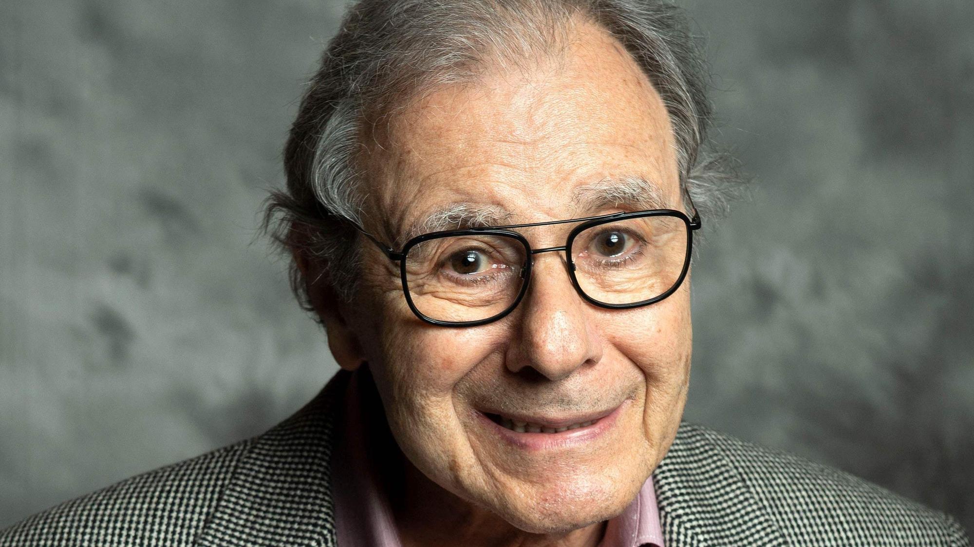 Lalo Schifrin schaut in die Kamera.